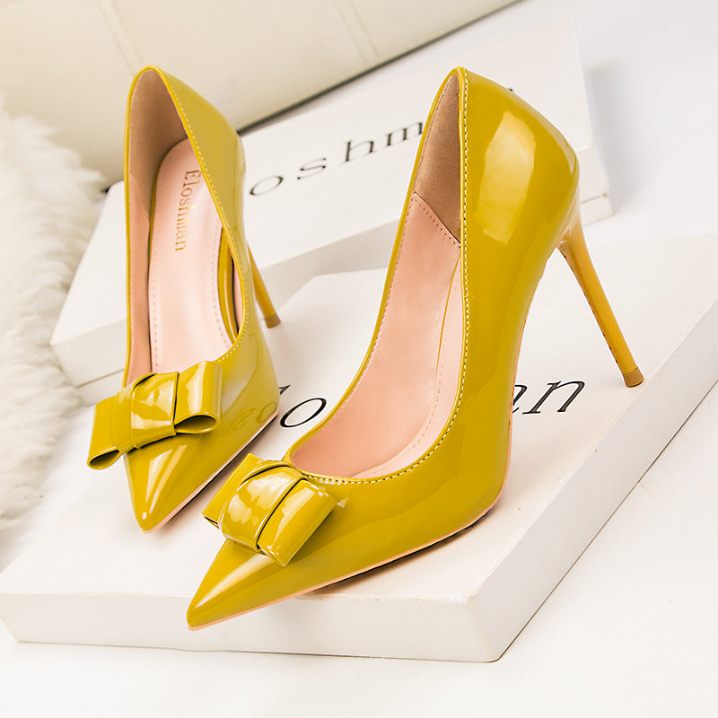 Elegantes zapatos de tacón con lazo de Isabella Sol.