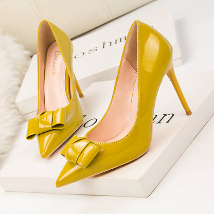 Elegantes zapatos de tacón con lazo de Isabella Sol.