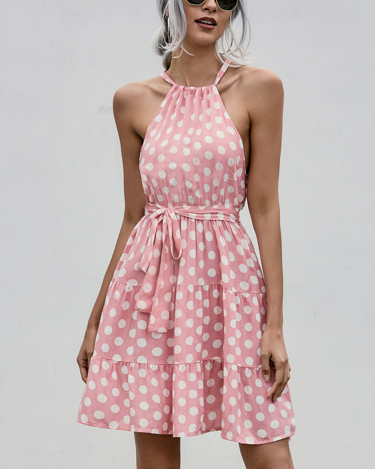 Elegante vestido halter de lunares de Isabella Sol