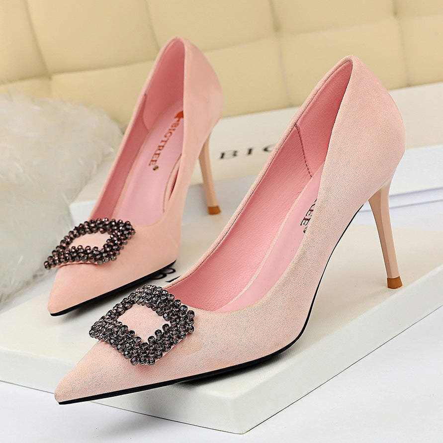 Elegantes tacones de aguja con pedrería de Isabella Sol
