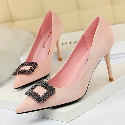 Elegantes tacones de aguja con pedrería de Isabella Sol