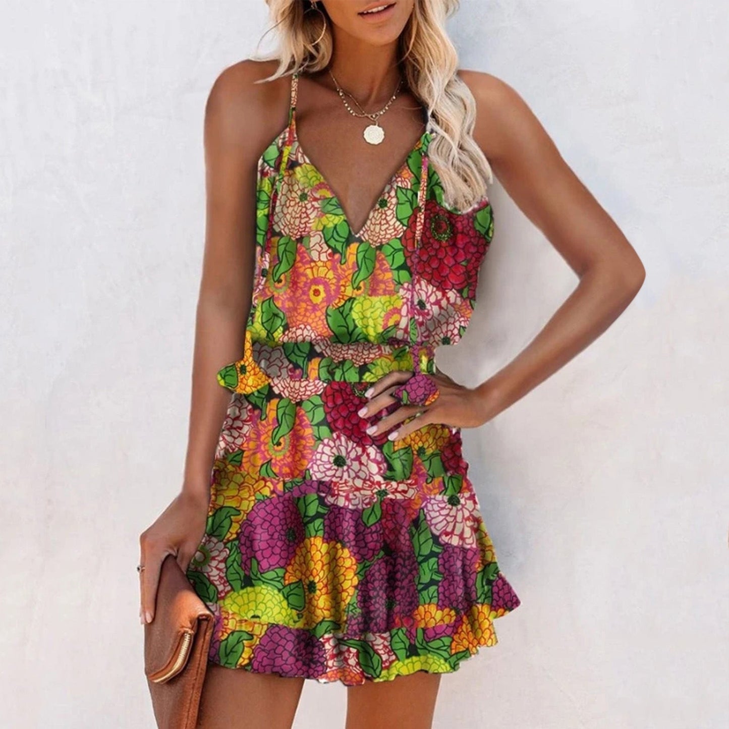 Vestido con escote en V y estampado floral vibrante de Isabella Sol.