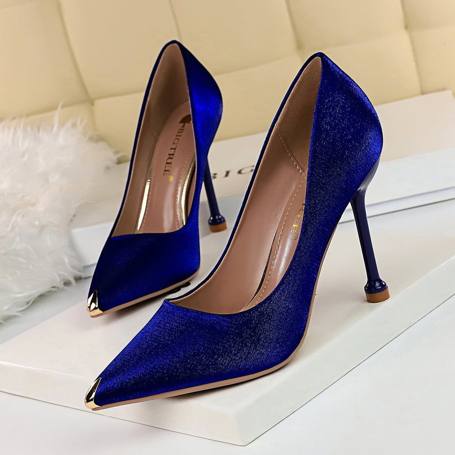 Elegantes tacones de satén metalizado de Isabella Sol.