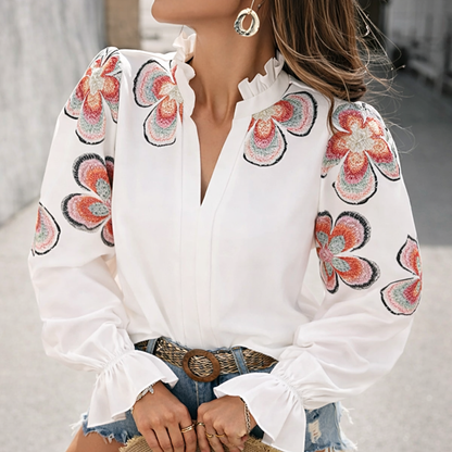 Blusa elegante con escote en V y volantes de Isabella Sol.