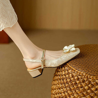Zapatos de tacón de punta cuadrada con estampado floral vintage de Isabella Sol