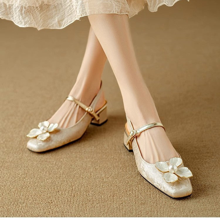 Zapatos de tacón de punta cuadrada con estampado floral vintage de Isabella Sol