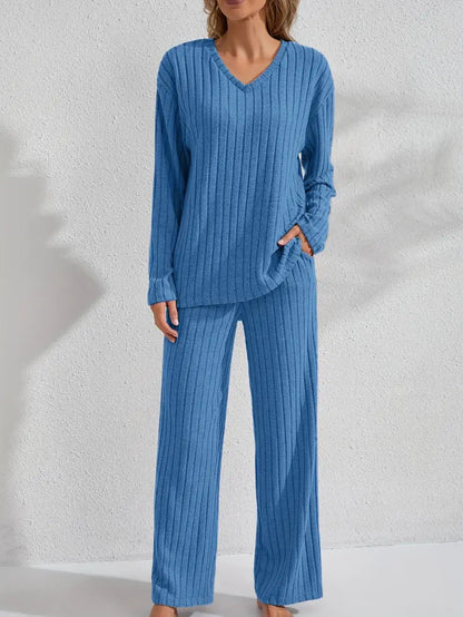 Conjunto informal y cómodo de top de manga larga y pantalón acanalados para mujer.
