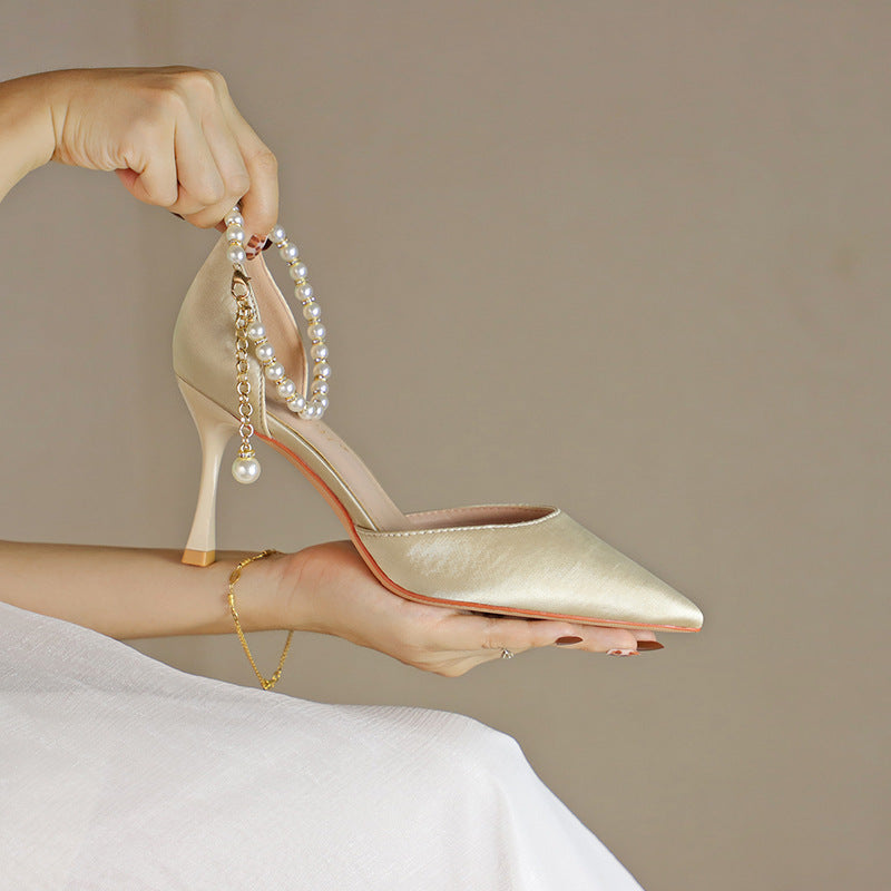 Elegantes tacones de aguja con borlas de satén de Isabella Sol