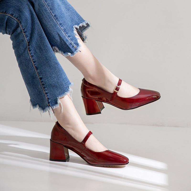 Elegantes zapatos de tacón de charol de Isabella Sol.