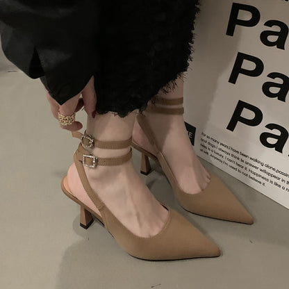 Elegantes zapatos de tacón de punta de Isabella Sol.