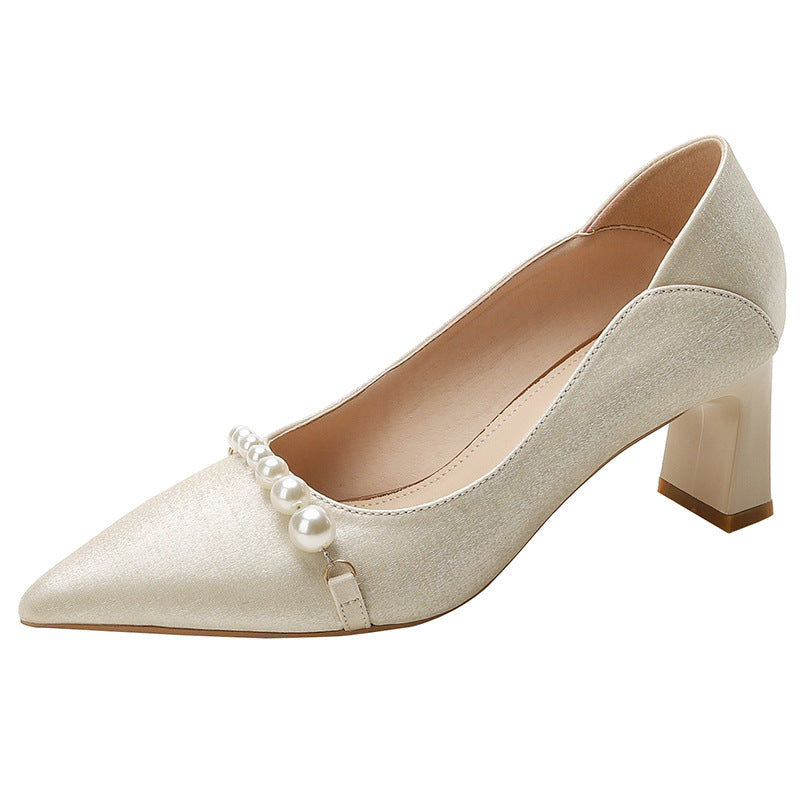 Elegantes zapatos de tacón de punta con perlas de Isabella Sol.
