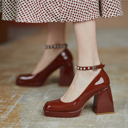 Zapatos de tacón ancho elegantes de Isabella Sol