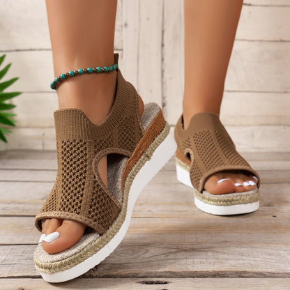Elegantes sandalias de cuña tejidas de Isabella Sol.