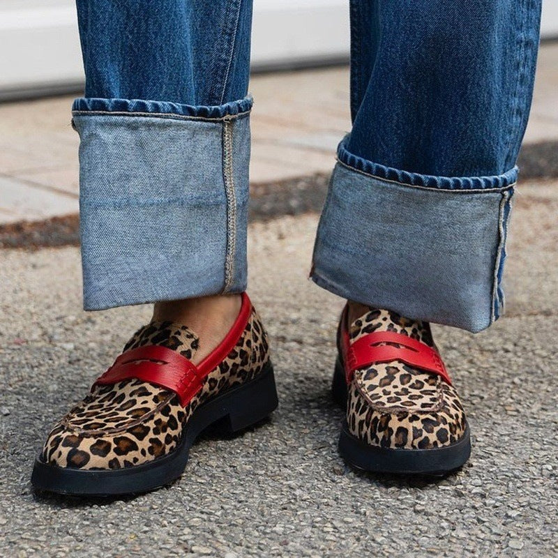 Elegantes zapatos de tacón bajo con estampado de leopardo de Isabella Sol.
