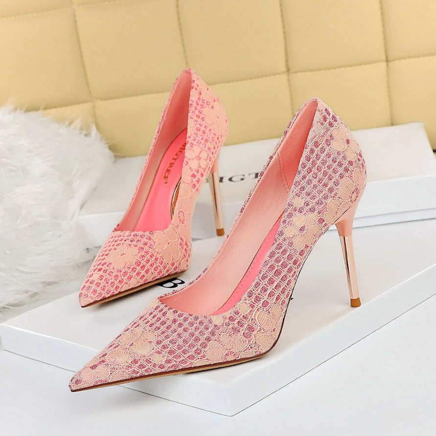 Elegantes tacones de aguja con lentejuelas de Isabella Sol.