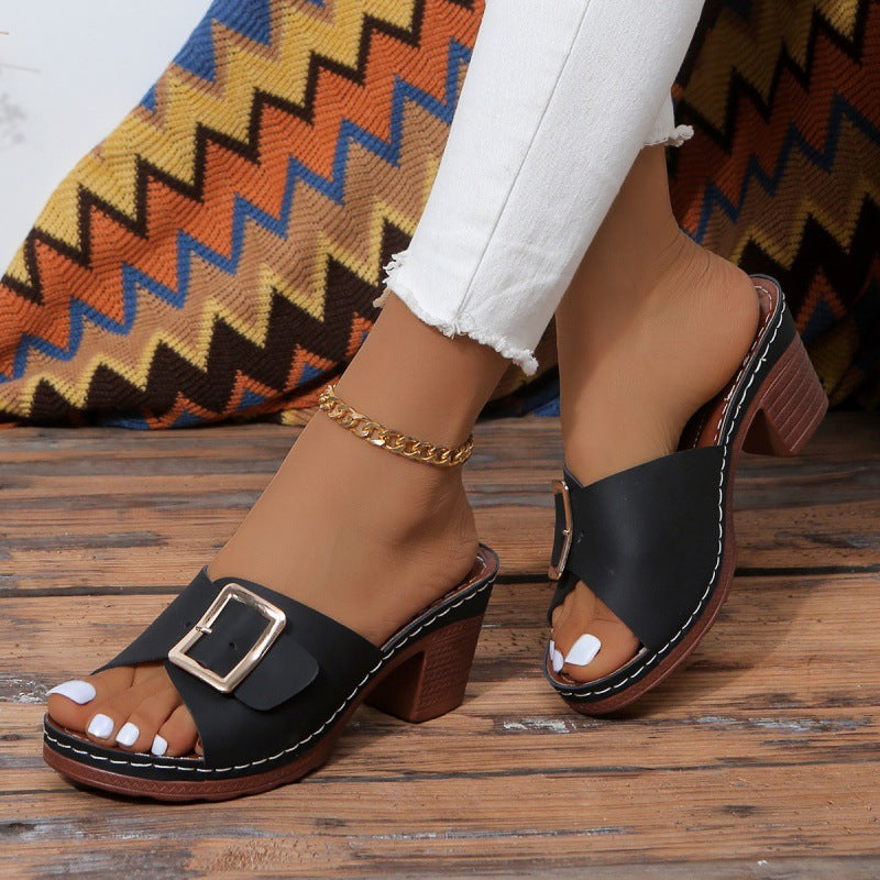 Elegantes sandalias de tacón alto con hebilla de Isabella Sol.