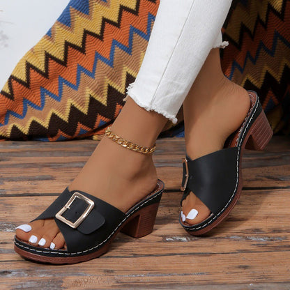Elegantes sandalias de tacón alto con hebilla de Isabella Sol.