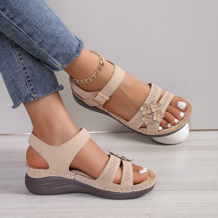Sandalias de cuña con estampado floral de Isabella Sol.