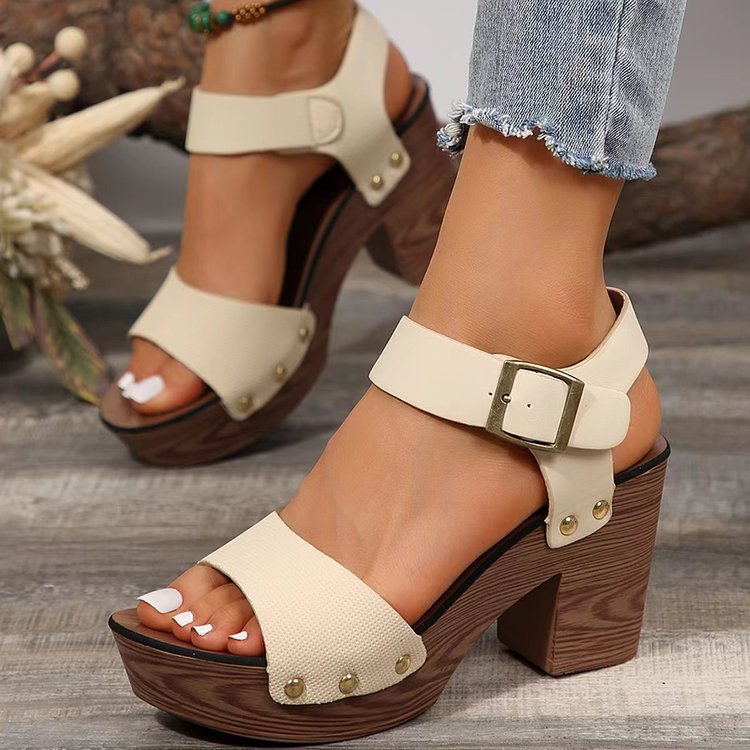 Elegantes sandalias con tiras remachadas de Isabella Sol