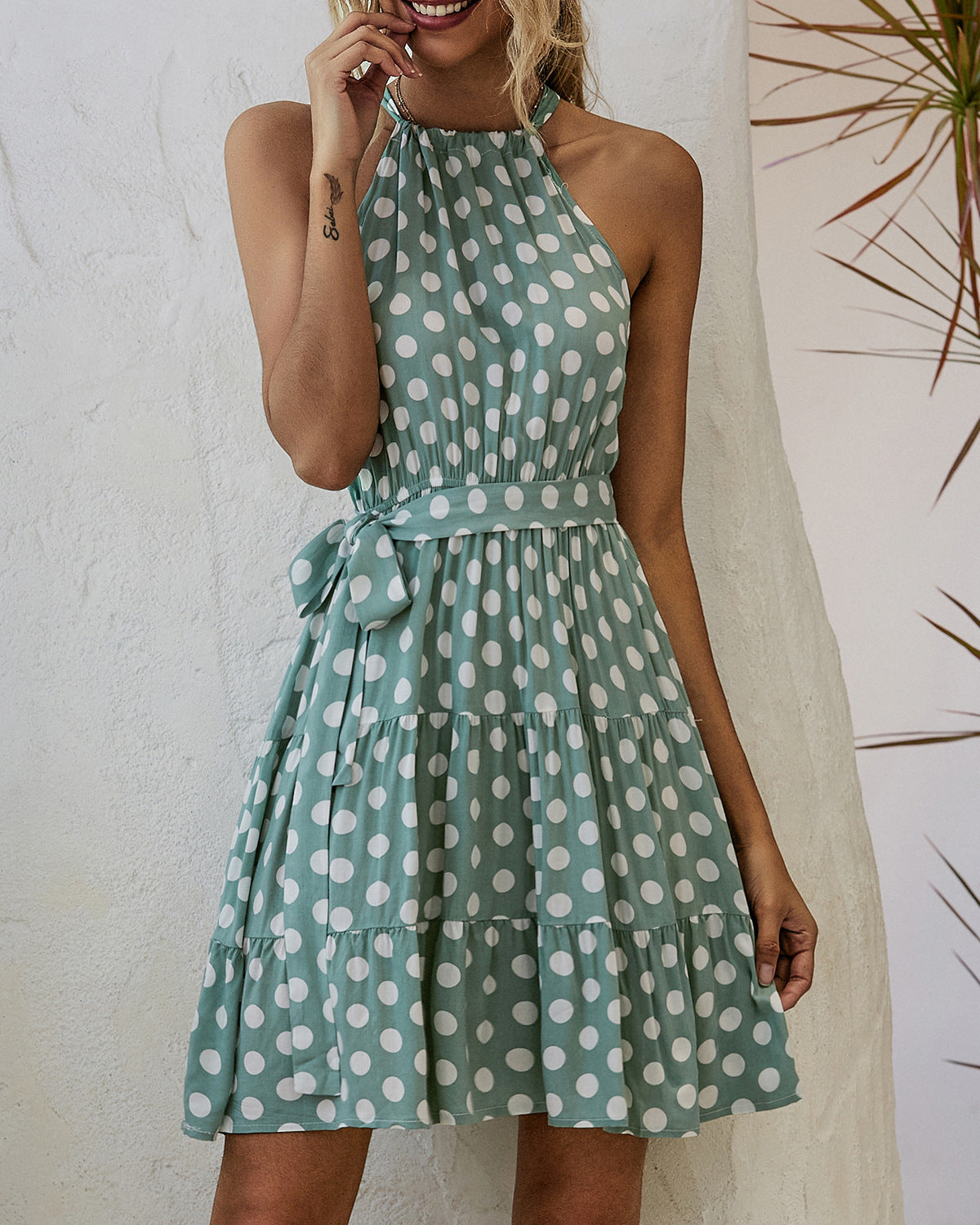 Elegante vestido halter de lunares de Isabella Sol