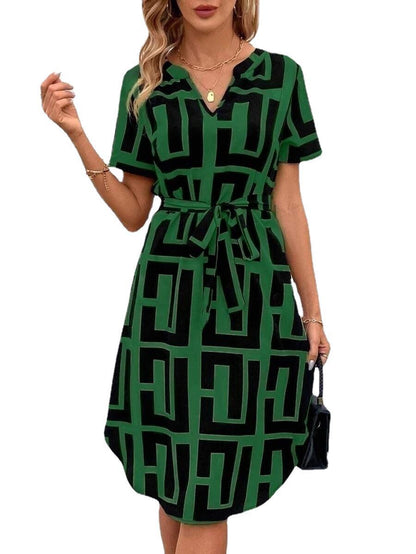 Elegante vestido midi de rayas con escote en V de Isabella Sol