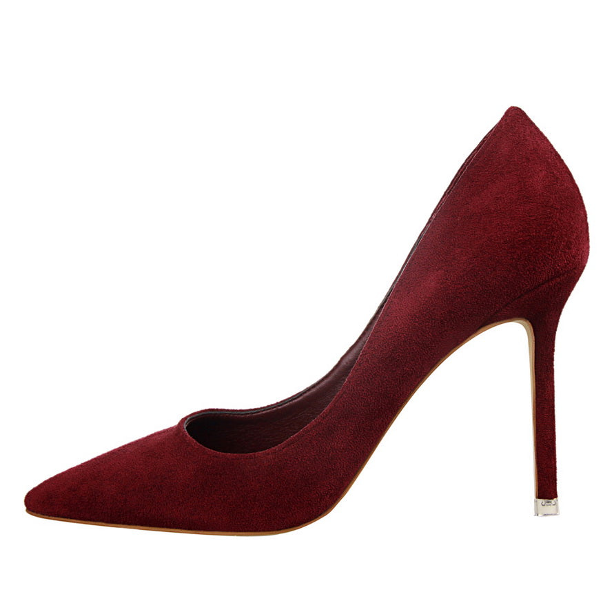 Elegantes zapatos de tacón de punta de ante de Isabella Sol.