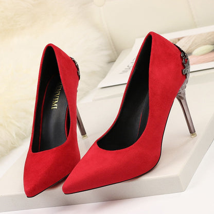 Elegantes zapatos de tacón alto de ante de Isabella Sol.