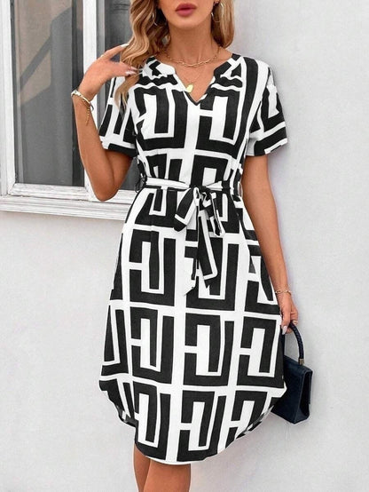 Elegante vestido midi de rayas con escote en V de Isabella Sol