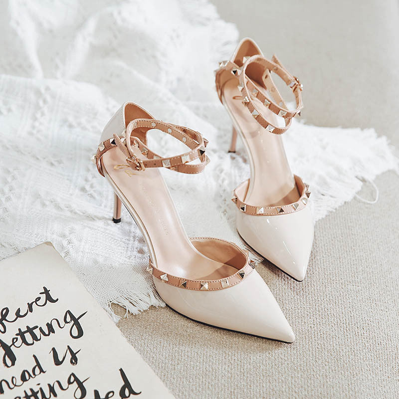 Elegantes tacones altos con remaches de Isabella Sol