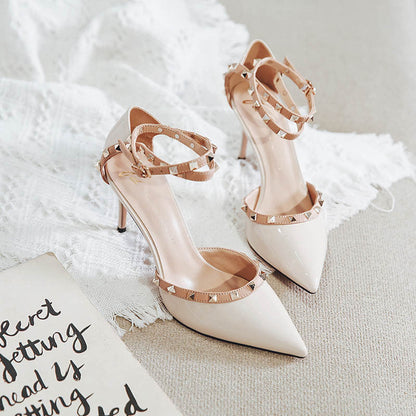 Elegantes tacones altos con remaches de Isabella Sol