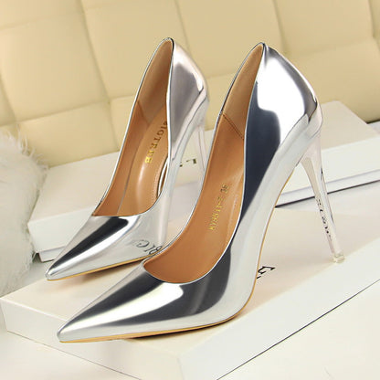 Elegantes tacones de aguja negros de Isabella Sol