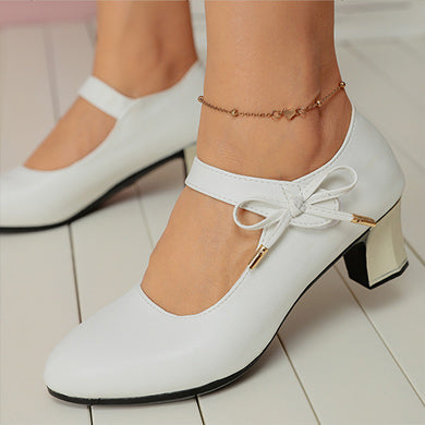 Elegantes zapatos de tacón medio con hebilla de Isabella Sol.