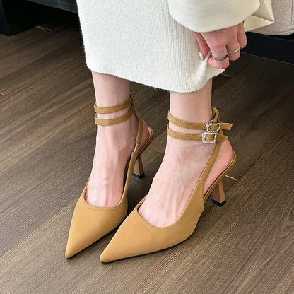 Elegantes zapatos de tacón de punta de Isabella Sol.