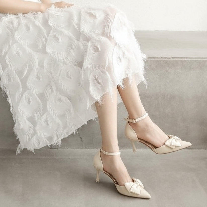 Elegantes zapatos de tacón de aguja con lazo de Isabella Sol.