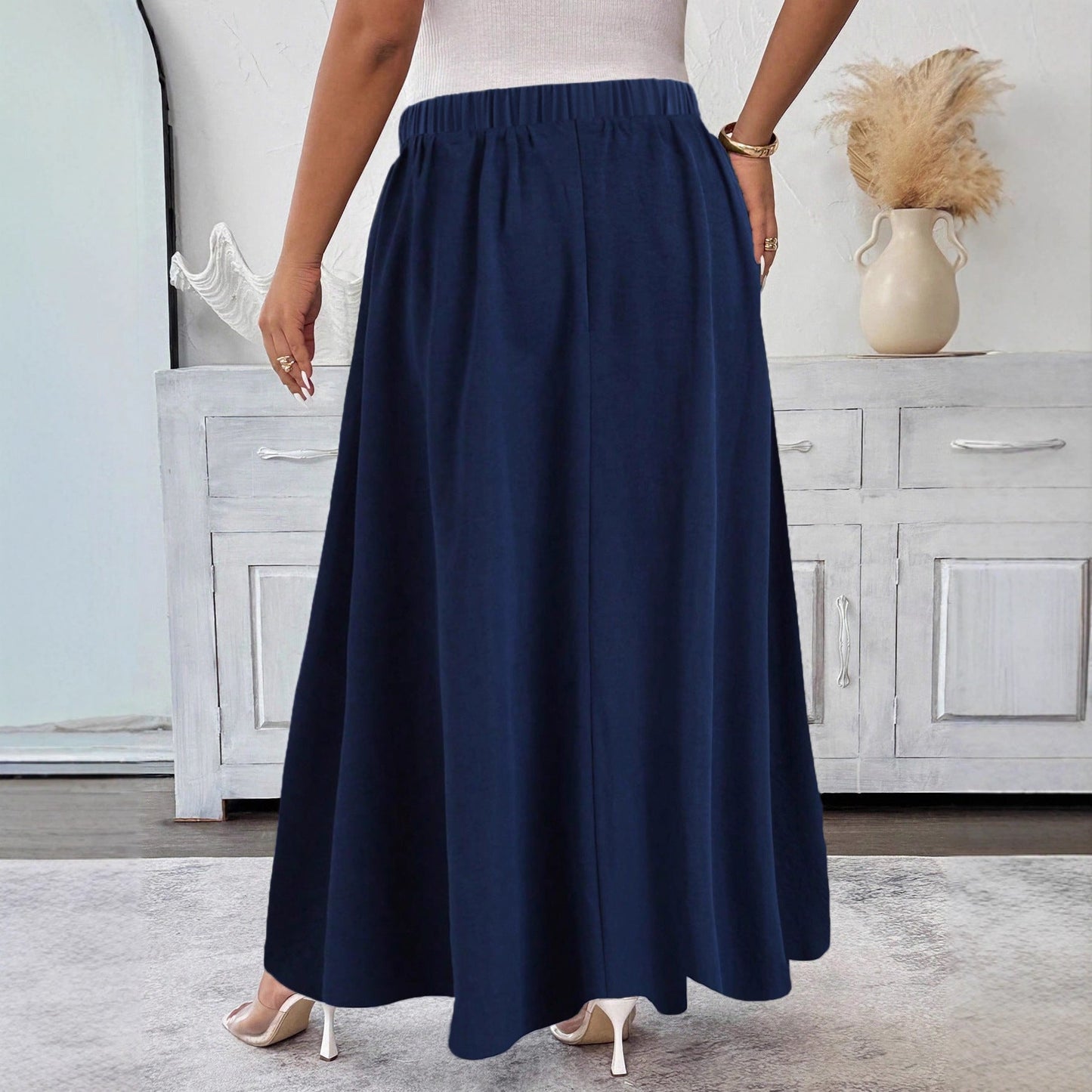 Elegante falda acampanada azul marino de Isabella Sol.