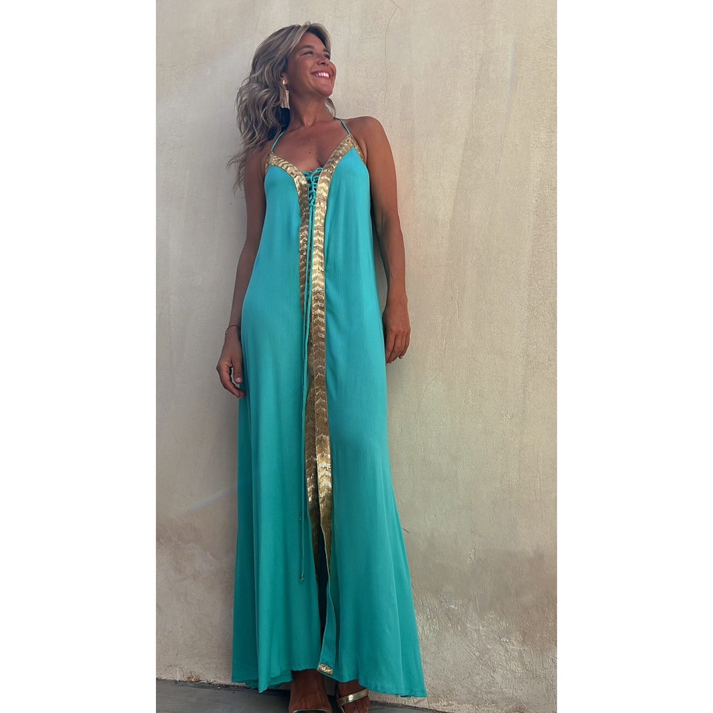 Elegante vestido halter con cordones de Isabella Sol