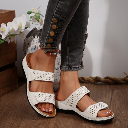 Sandalias de cuña de talla grande de Isabella Sol, de estilo artístico.
