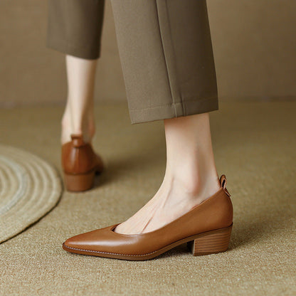 Elegantes zapatos de tacón bajo de piel de oveja de Isabella Sol.