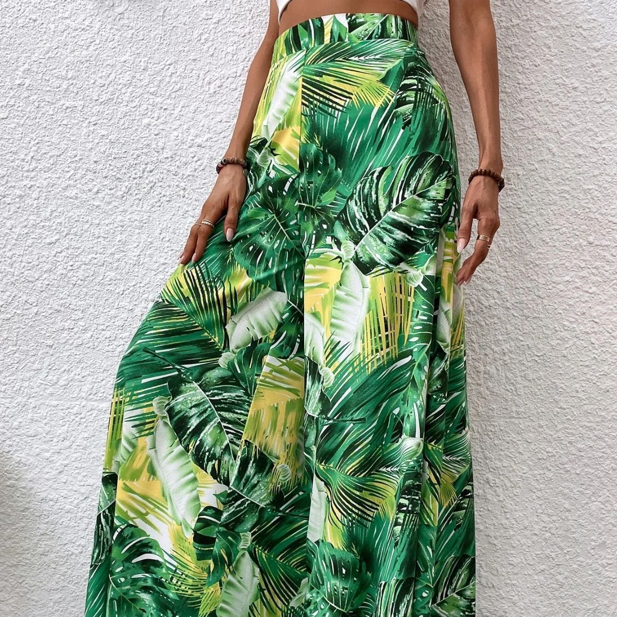 Elegantes pantalones anchos con estampado floral de Isabella Sol.
