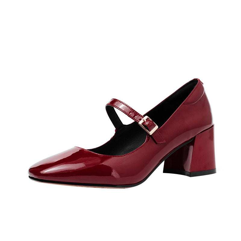 Elegantes zapatos de tacón de charol de Isabella Sol.