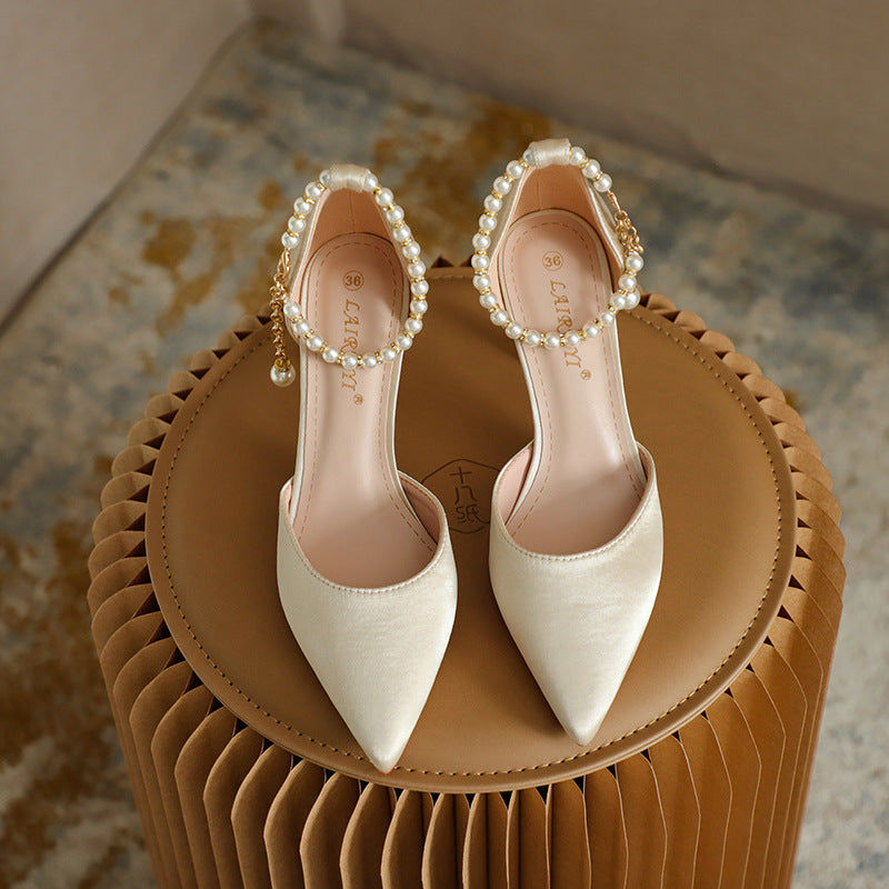 Elegantes tacones de aguja con borlas de satén de Isabella Sol
