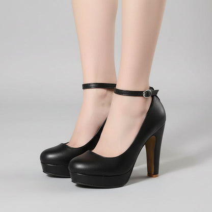 Elegantes zapatos de tacón grueso de Isabella Sol.