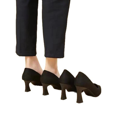 Elegantes zapatos de tacón de aguja negros de Isabella Sol.