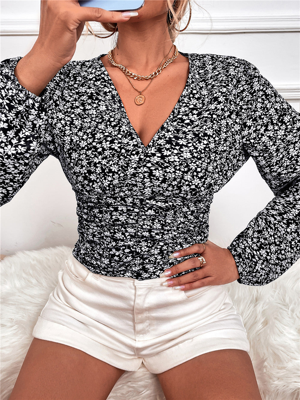 Elegante top floral de manga larga con escote en V de Isabella Sol.