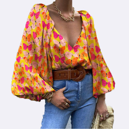 Blusa retro con escote en V y mariposas de Isabella Sol
