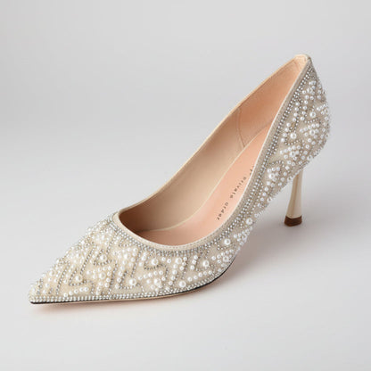 Elegantes zapatos de tacón de aguja con perlas de Isabella Sol.