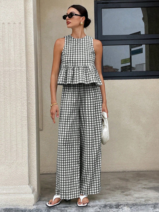 Top informal de cuello redondo sin mangas para mujer con bajo con volantes y pantalones de pierna recta.