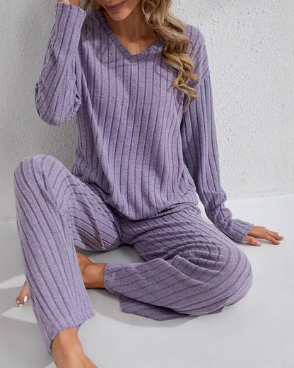 Conjunto informal y cómodo de top de manga larga y pantalón acanalados para mujer.
