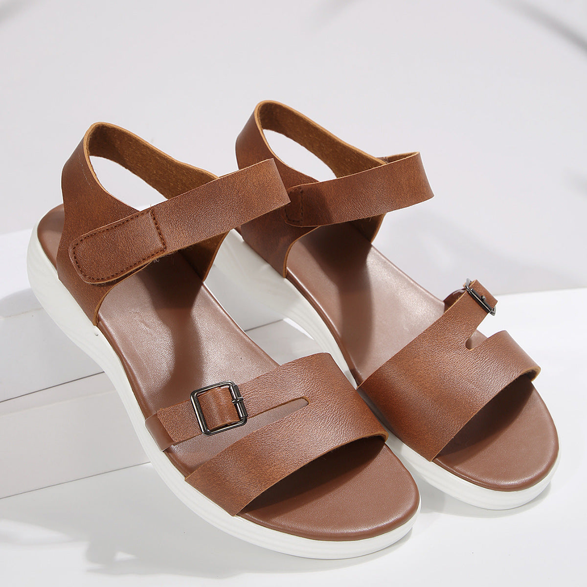 Sandalias de cuña con velcro Isabella Sol, elegantes para el día a día.