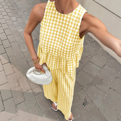 Top informal de cuello redondo sin mangas para mujer con bajo con volantes y pantalones de pierna recta.